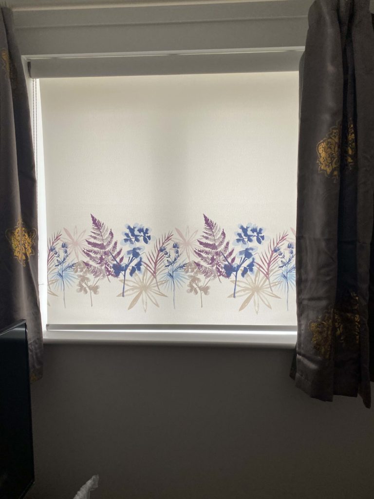 decorative roller blind with flowers